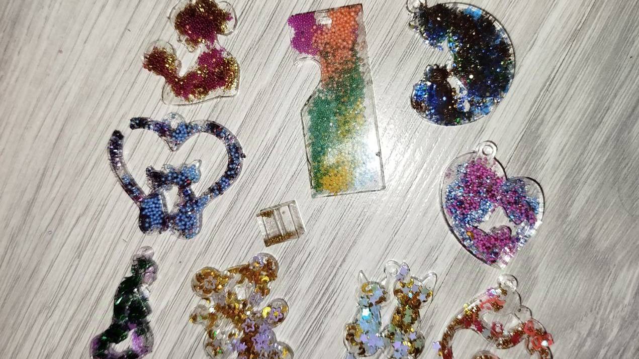 Брелки, подвески, бусинки из эпоксидной смолы своими руками для начинающих, сделать изделия из смолы смотреть онлайн