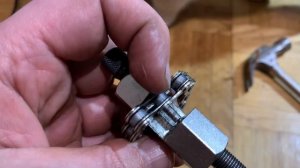 Как с помощью выжимки и пинцета запрессовать соединительный пин обратно в цепь