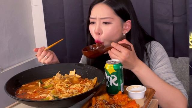 [SUB]🌶️😱맵찔이가 도전! 마라탕 4인분 + 꿔바로우 먹방! | SPICY CHINESE HOT POT MALATANG & GUOBAOROU | ASMR MUKBANG смотреть онлайн