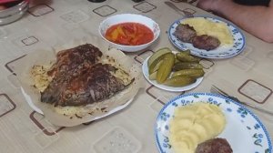 Выходной, а скучать некогда. Разбираем. Жарю котлеты и рыбу. Булочки