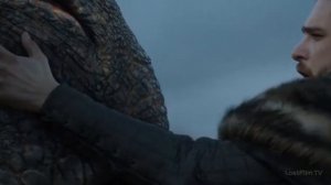 Игра престолов. Джон Сноу впервые трогает дракона