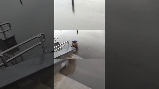 Видео затопленной набережной Суры. смотреть онлайн