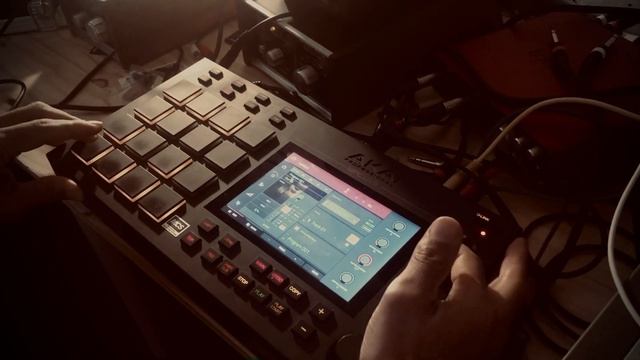 Akai mpc live workflow and Qlink. смотреть онлайн