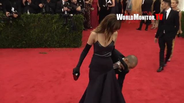 'Fifty Shades of Grey' Dakota Johnson and Jason Wu arrive at 2014 Met Gala Redcarpet смотреть онлайн
