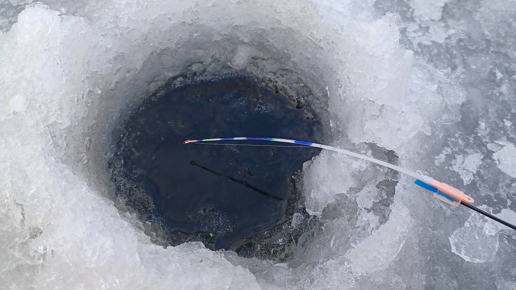 ВОТ ЭТО Я ПОПАЛ, В ШОКЕ ПОСЛЕ ТАКОЙ РЫБАЛКИ на безмотылку. Окунь зимой смотреть онлайн