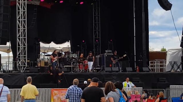 Attention- Estelle Deschamps & The RoadRyders - Stars And Thunder - Timmins Ontario June 24 2017 смотреть онлайн