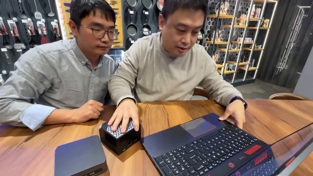 Семен из Караганды привез УНИКАЛЬНЫЙ ноутбук из Китая! 🤯 смотреть онлайн