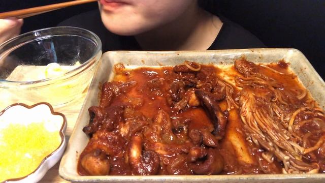 ASMR MUKBANG| SPICY ENOKI MUSHROOMS, SPICY OCTOPUS & CHEESE (FLYING FISH ROE) 매운 불닭 팽이버섯, 쭈꾸미, 치즈 смотреть онлайн