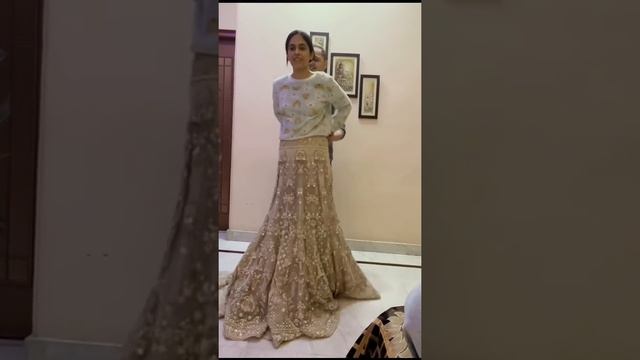 She thought she wouldn't be able to dance in her 10kg lehenga смотреть онлайн