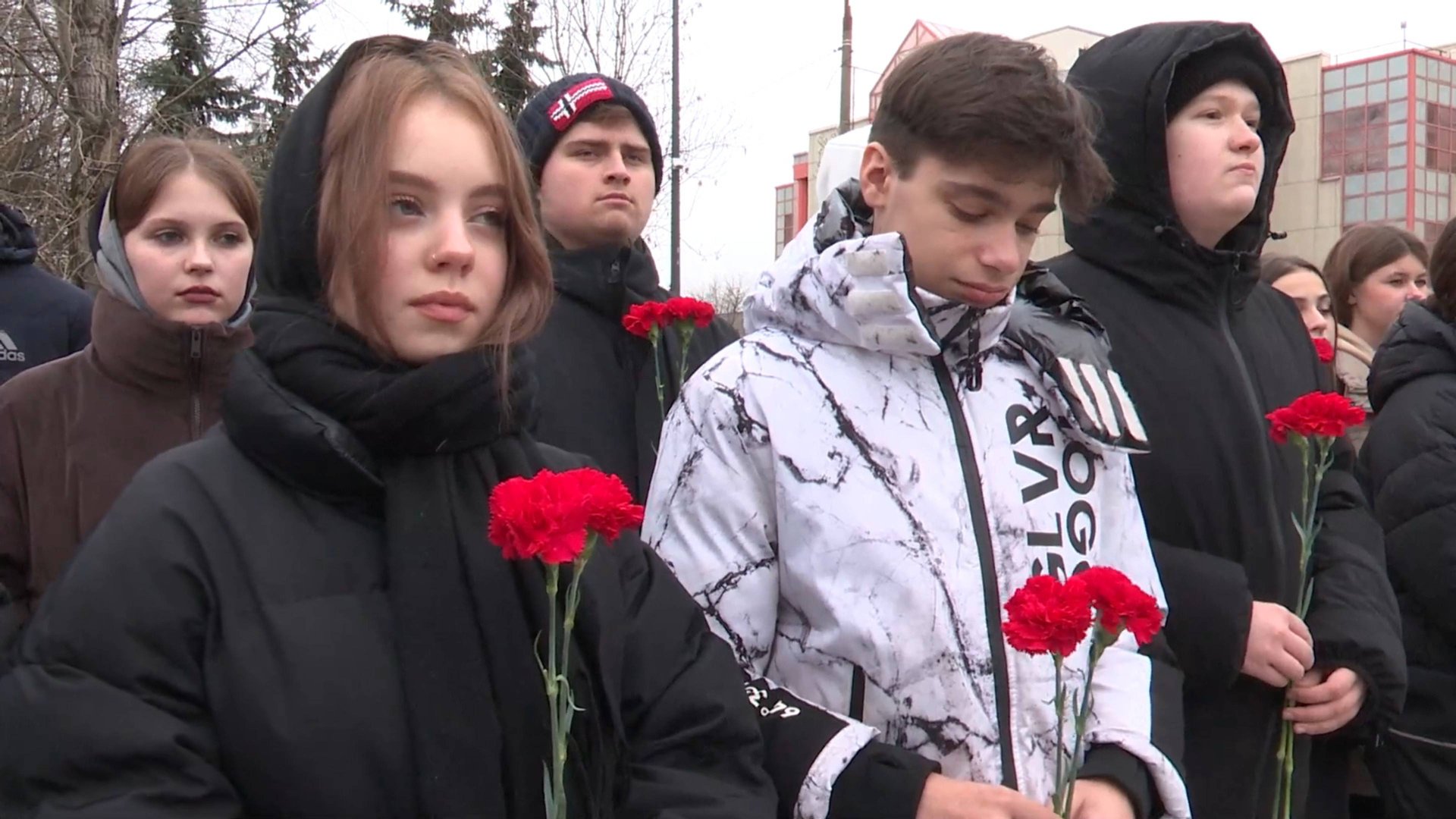 В Реутове в День Неизвестного солдата возложили цветы к Мемориалу Славы 03.12.2024 смотреть онлайн