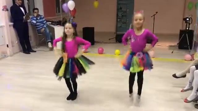 Лиза и Василиса 25.11.2017 на открытии Международного центра Keative смотреть онлайн
