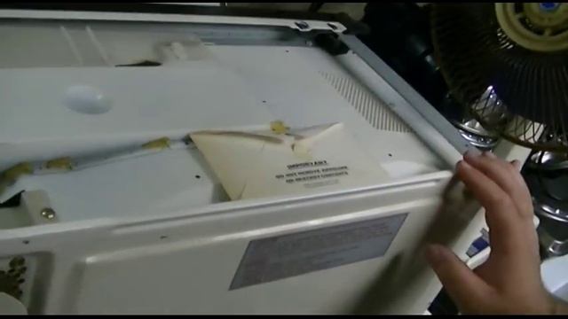 VINTAGE GE SpaceMaker II Microwave From 1987, Part 2 - Poking Around Inside смотреть онлайн