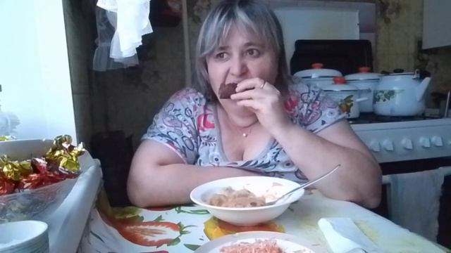 Мукбанг. Пюрешечка с подливкой и котлетки. смотреть онлайн