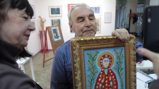 Николай Семёнович Носов дарит картины. Балашиха 2024 г.