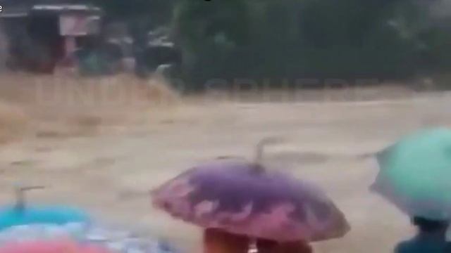 Сегодня в Индонезии происходит разрушительное событие! Наводнения смывают автомобили и дома. смотреть онлайн