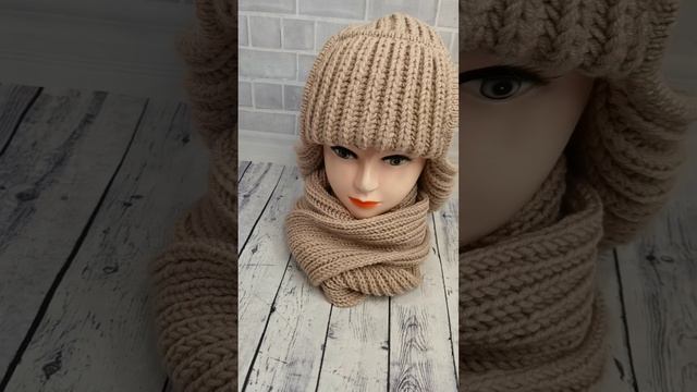 Вязанный комплект шапка и варежки. смотреть онлайн