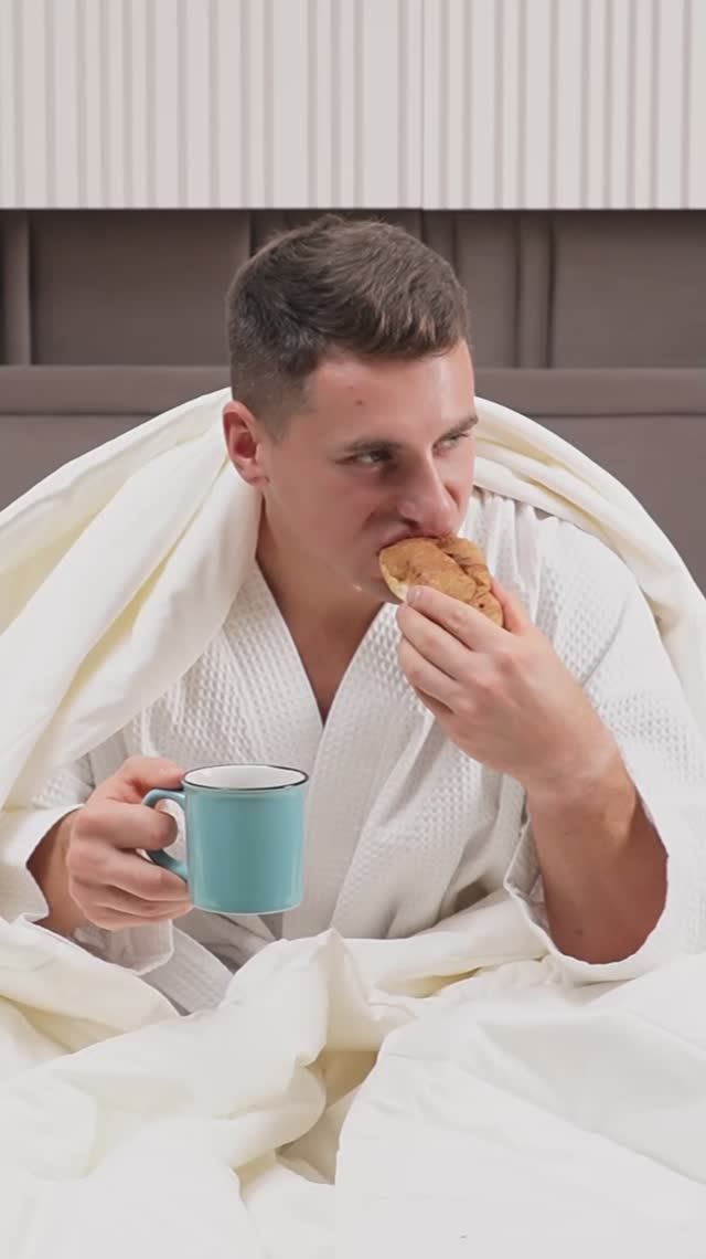 Нет ничего лучшего, чем начинать зимнее утро, завернувшись в любимое одеяло, наслаждаясь завтраком! смотреть онлайн