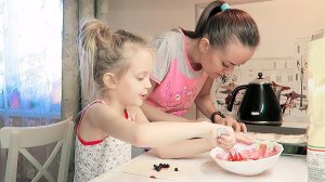 Готовим вкусняшки Маша на кухне! Балуемся