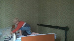 Адам заматывает скотчем спящую Полину