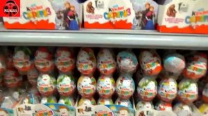 СЛАДОСТИ. Катя покупает много сладостей чупа-чупс, киндер.