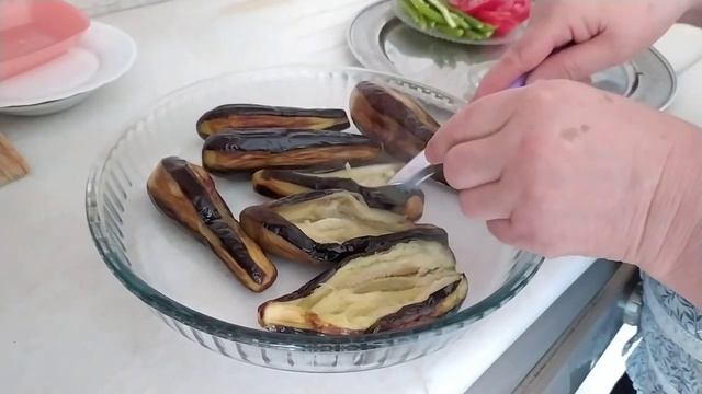 Турецкая Свекровь Готовит✔️ Фаршированные баклажаны-по Турецки✔️ Karnıyarık ve cacık✔️ Турция 🇹🇷 смотреть онлайн