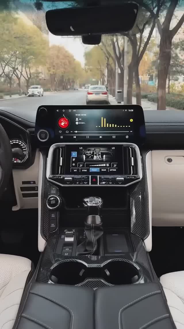 Гигантский рок-крутой парень Кул Лу Зе # Land Cruiser # LC300 смотреть онлайн