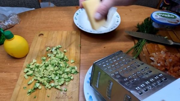 Слоеный салат с красной рыбой, рисом, авокадо и сыром.