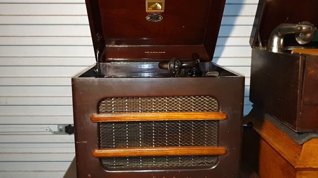 Takes Two To Tango. Louis Armstrong. Decca 78rpm. HMV 179 Colonial Gramophone Phonograph смотреть онлайн