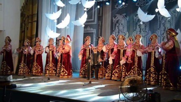 Попурри исполняет Народный хор русской песни "Родники"