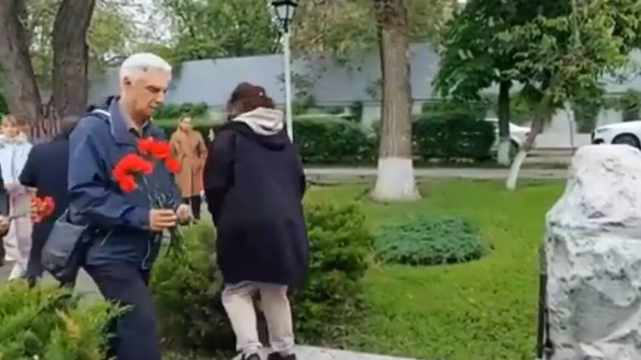 Возложение цветов к памятным камням в Ростове-на-Дону и в Старочеркасске. смотреть онлайн