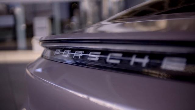 The new Porsche Taycan Design in Frozen Berry смотреть онлайн