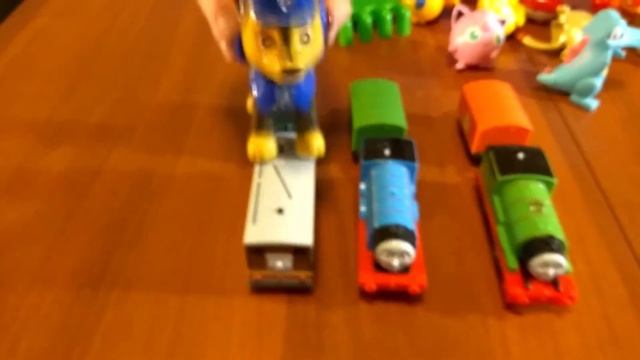 Гонщик убирает игрушки. (Щенячий патруль)