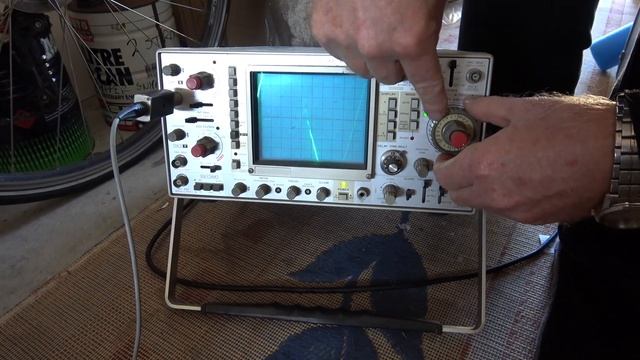 ArkPak 730P Battery Box Test if Pure Sine Wave using Oscilloscope смотреть онлайн