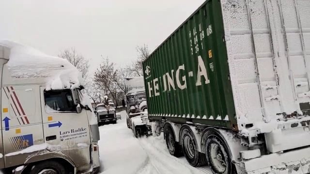 америка тоже буксует!  VOLVO VNL в снегу