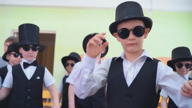 1.Жуки и Кроты Клип. смотреть онлайн