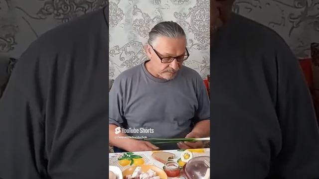 Завтрак - яйца с салом и лук смотреть онлайн