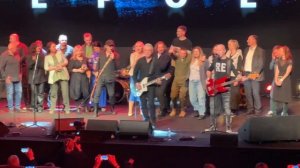 Весь зал встал и поет вместе с Сергеем Галаниным: а что нам надо, да только свет в оконце!