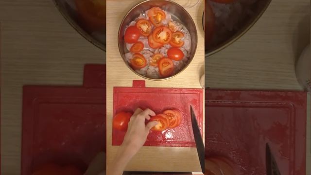 мясо с сыром и помидорами. быстро, вкусно и полезно #готовка #полезно #еда смотреть онлайн