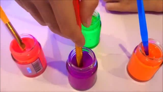 Nastya y papá juega con pintura de neón смотреть онлайн