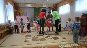 Дети танцуют и поют на утреннике в детском саду