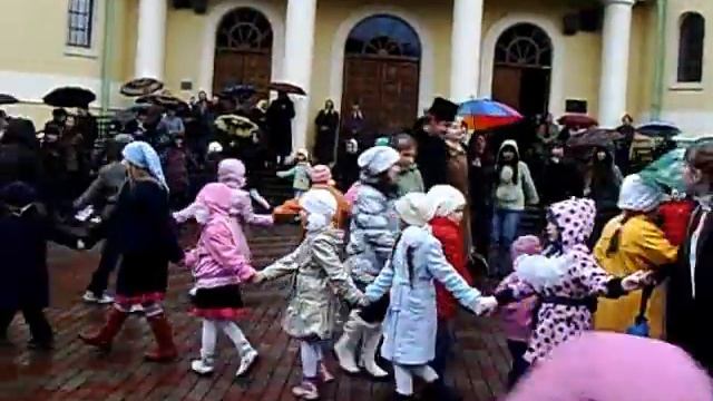 ,,Кольорові парасольки..Водять гаївки біля церкви 20 смотреть онлайн