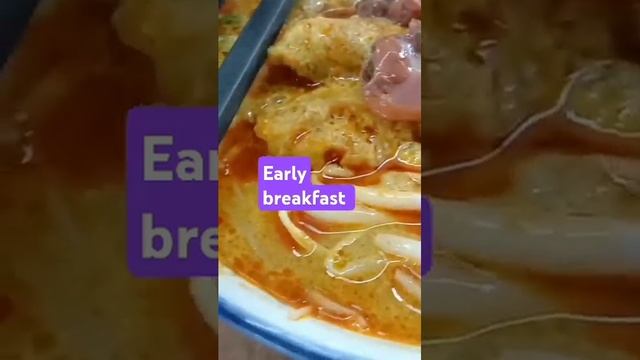 Early breakfast outside. Curry bihun with chicken and veggies craving yummy #shortvideo смотреть онлайн