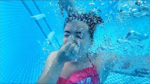 ВЛОГ Бассейн на даче | Прыжки в бассейн | Маша купается и прыгает в воду 15.07.2017