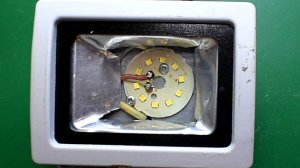 Ремонт прожектора с помощью светодиодной лампы