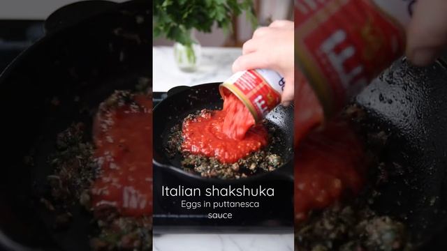 Italian shakshuka or eggs in puttanesca sauce. The full recipe is on my website Drizzleanddip.com смотреть онлайн