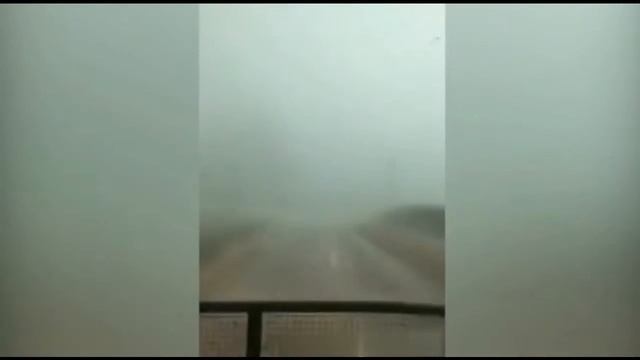 Сквозь торнадо на грузовике. смотреть онлайн