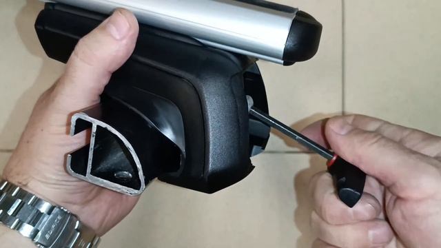 Universal Roof Bars For Vehicles With Raised Roof Railings Thule SmartRack XT