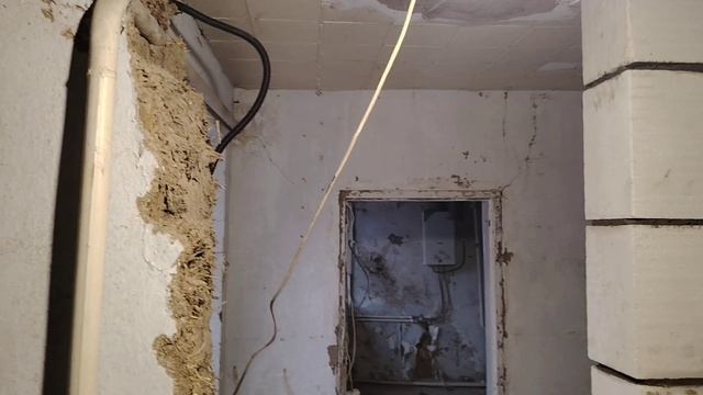 Ейск.! На доме сегодня Алексей работает один, вспомогатели на работе, чем он там занимается?!! смотреть онлайн