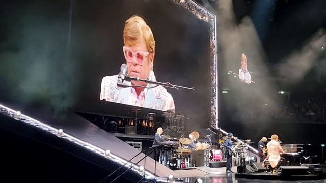 Elton John - I guess that's why they call it the blues - Mercedes-Benz-Arena Berlin 8.5.23 / 23/5/8 смотреть онлайн