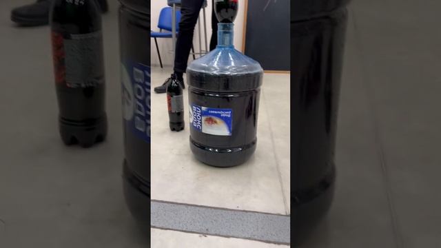 Офисные парни: пьём энергетик из 19 литровки